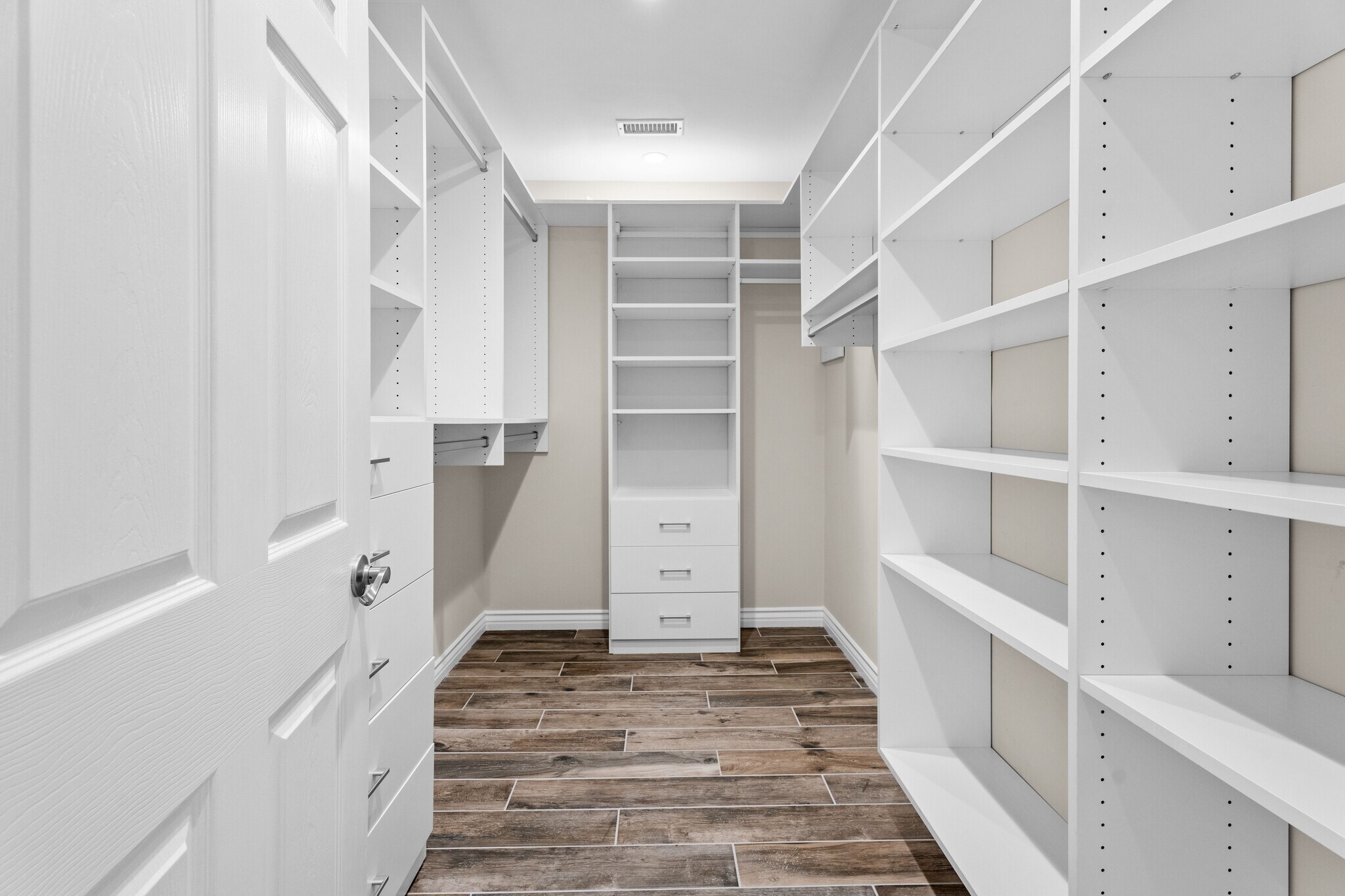 Closet - 4242 Van Nuys Blvd