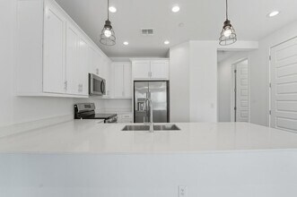 Building Photo - Like Brand New Luxurious Modern 3 Bedroom 2 Bath Townhome in Warner Meadow – Rare Rental Opportun...