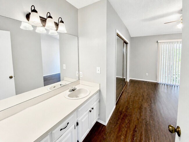 Building Photo - Charming 2 Bed / 1.5 Bath Townhome in Jenks – Great Location!
