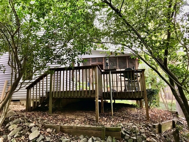 Building Photo - Excellent Location!!
