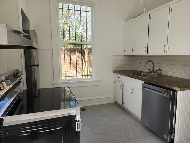 Building Photo - 106 S Bayou St
