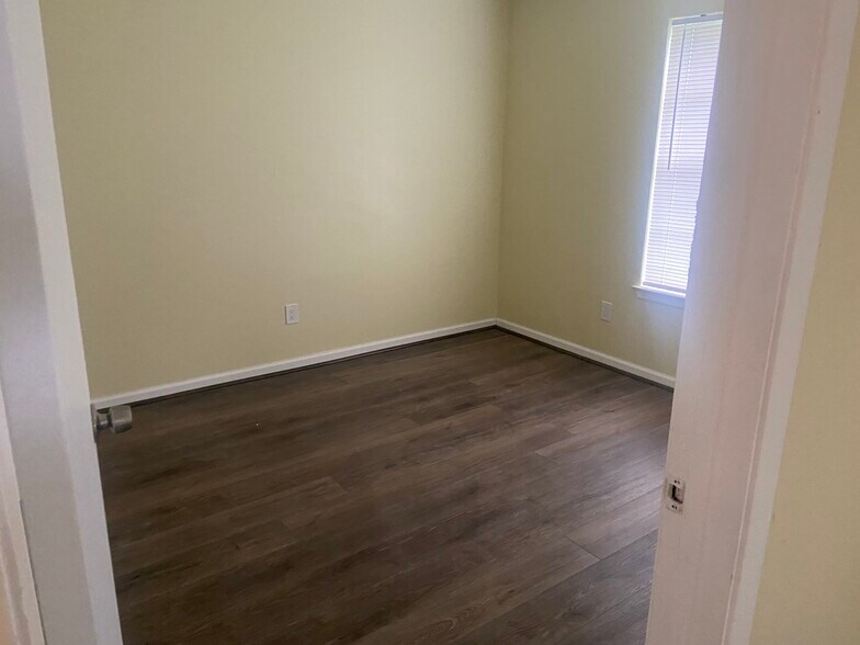 Building Photo - 502 Brookford Dr