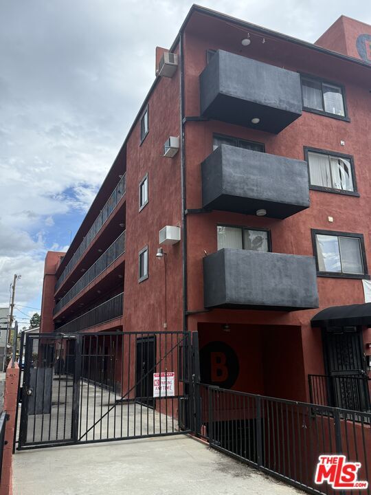 Building Photo - 1816 N Gramercy Pl