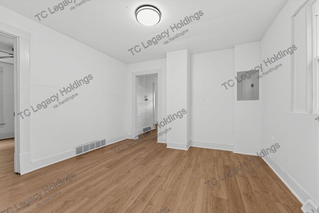 Building Photo - 125 Thorn St