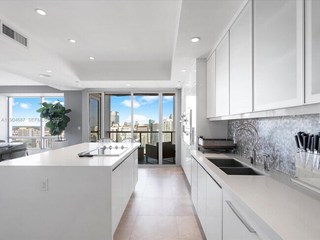 Building Photo - 1425 Brickell Ave