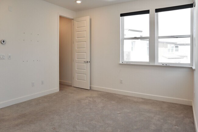 Building Photo - Gorgeous 3-story Townhome Available for Rent! Cherry-Guardino Neighborhood