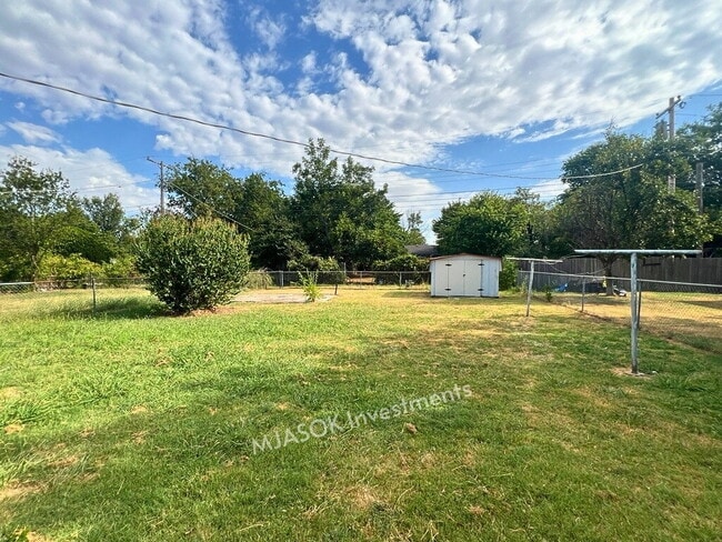 Building Photo - Renovated 4-Bed, 2-Bath Near Fort Sill — Fenced Yard & Carport