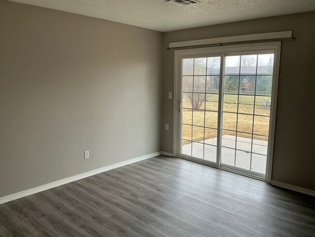 Building Photo - 3 bed 1 bath 1 car, fenced yard, one car garage! Moore Schools