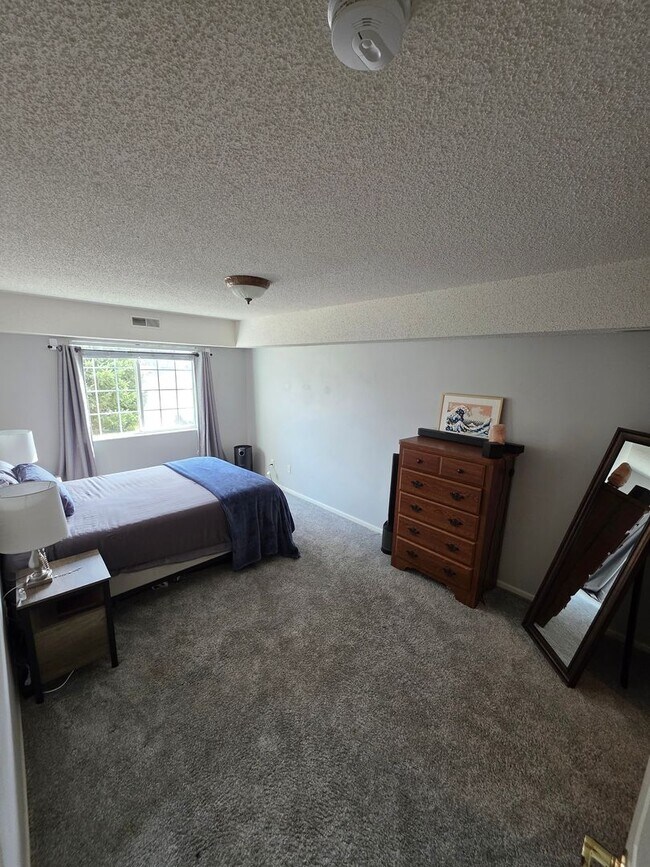 Building Photo - Main floor 2br condo Available!