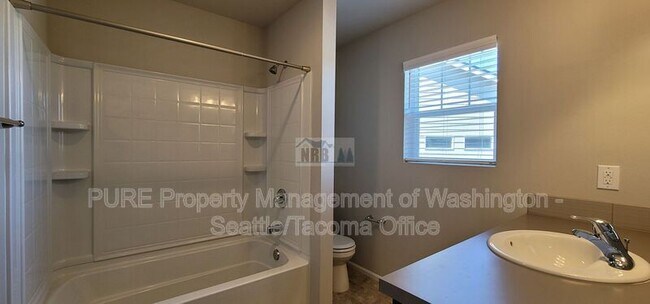 Building Photo - 6925 Honeylocust Ct NE