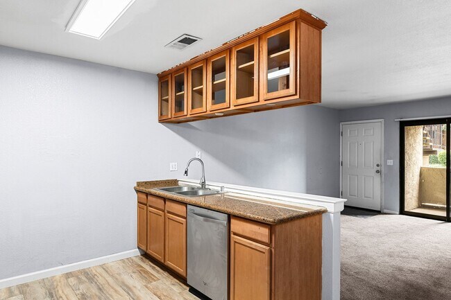 Building Photo - $200 Off First Months Rent! Cozy 3-Bedroom...