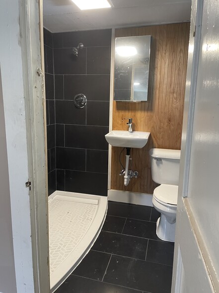 Building Photo - 2053 Monroe St