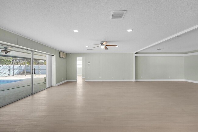 Building Photo - 154 SE Naranja Ave