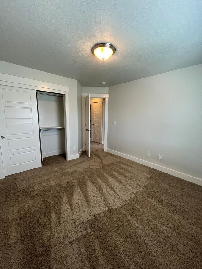 Building Photo - Spacious 3 Bed, 2.5 Bath Townhome in Pleasant Grove