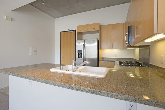 Building Photo - Spacious 2 Bedroom 2 Bathroom at M2i in Do...