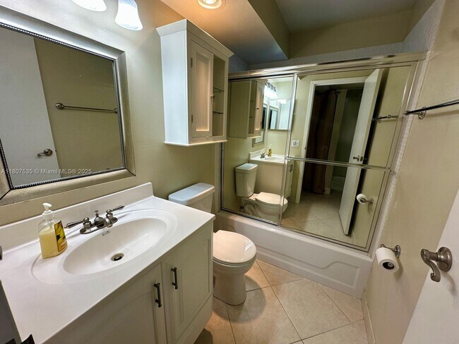 Building Photo - 445 Saxony Way