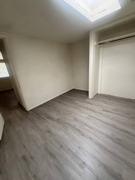 Building Photo - 906 S Farmer Ave