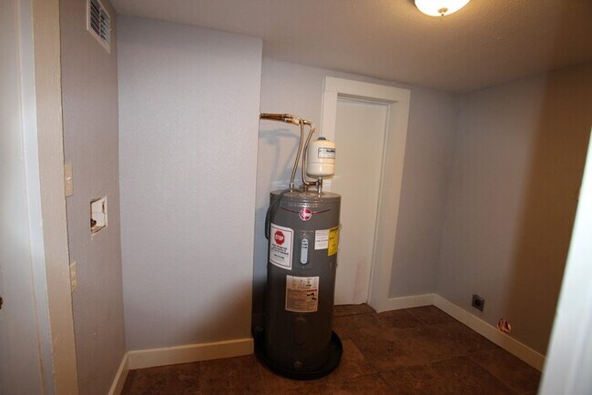 Building Photo - Tour Today! Charming 3 bedroom home in the Heart of Tyler!!