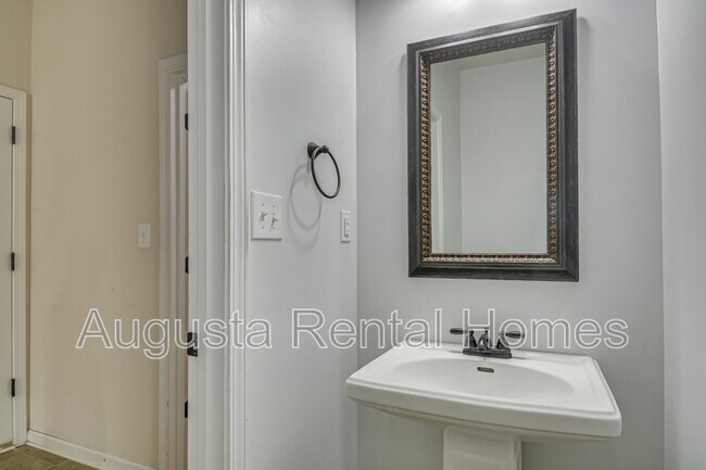 Building Photo - 633 Colston Ave