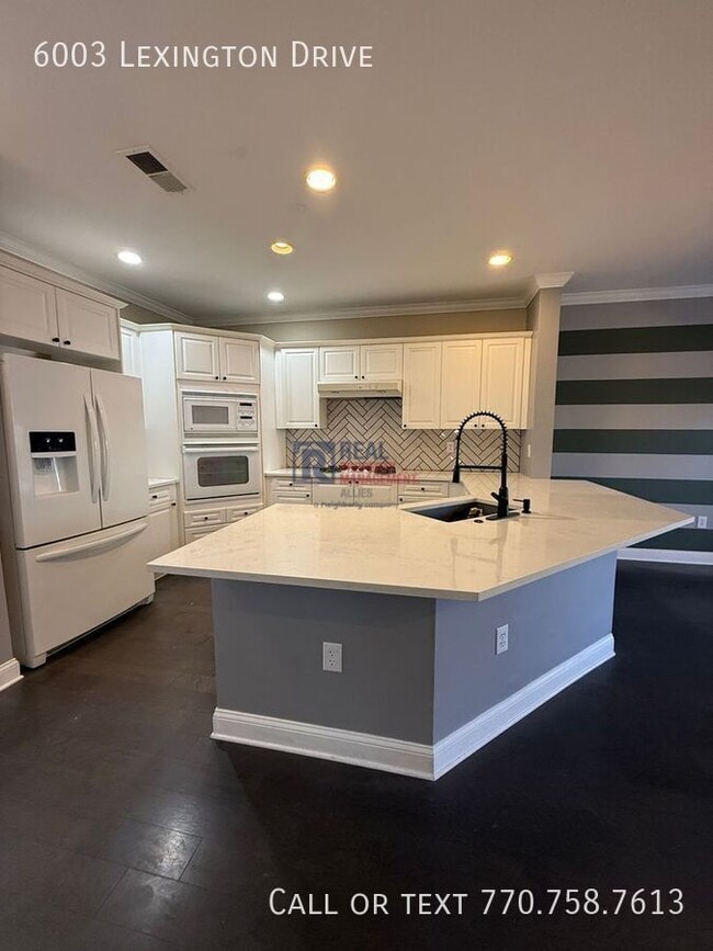 Building Photo - 6003 Lexington Dr