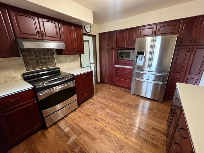 Building Photo - Large 5BR/3.5 Bath in Elm Heights. Available Now!