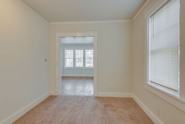 Building Photo - Charming 3-Bedroom Gem in the Heart of Sylvan Park