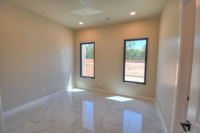 Building Photo - Brand New 3bd/2ba Available