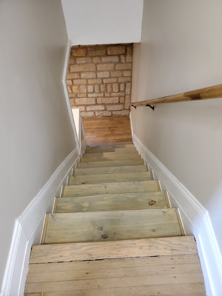 Building Photo - 90 E 8th Ave