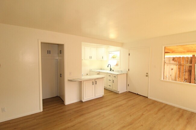 Building Photo - Midtown Ventura Studio with Great Amenities!