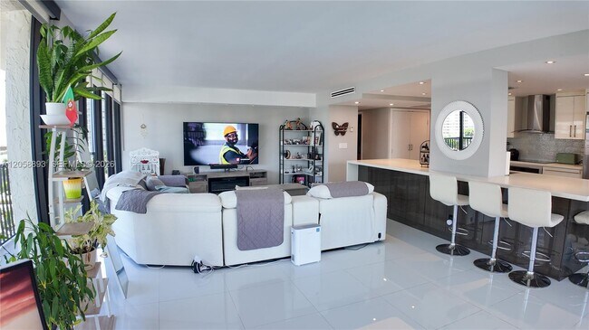 Building Photo - 2049 S Ocean Dr
