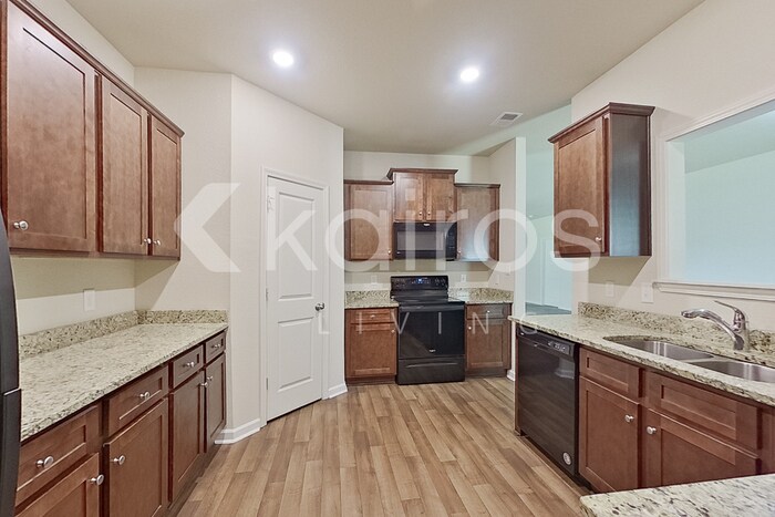 Building Photo - 10757 Bent Brook Dr