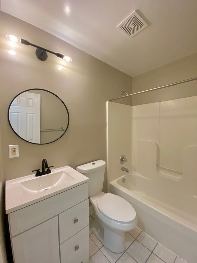 Building Photo - 5 bed/ 2 Bath Mins. from UC Only $750/pp (...