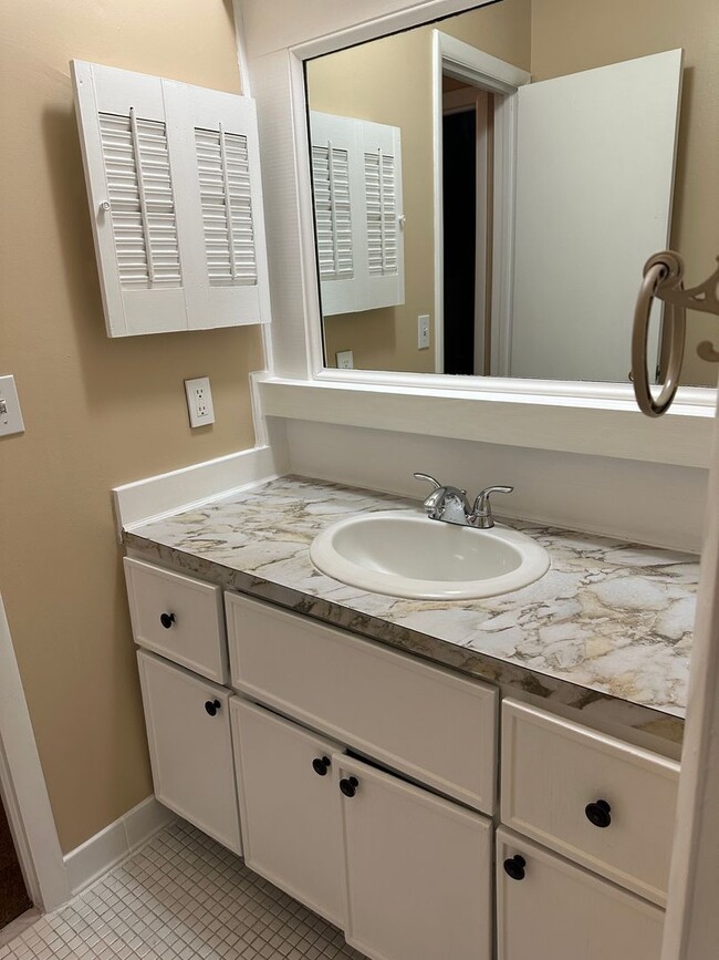 Building Photo - 2 bedroom 1.5 bath condo now available for rent in Dalton, GA