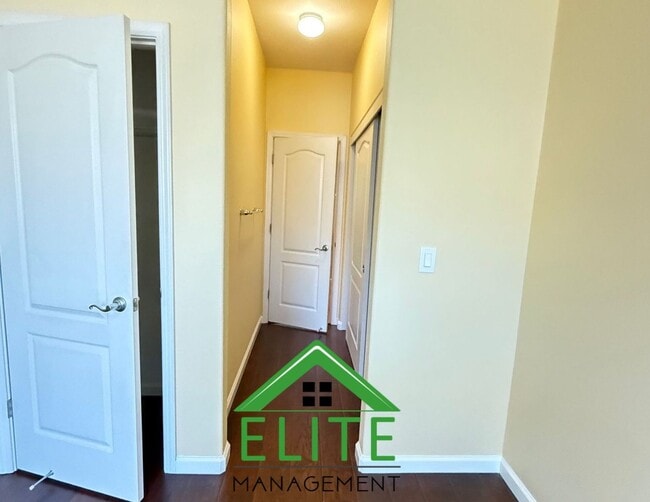 Building Photo - **Spacious and Updated Townhome in Desirab...