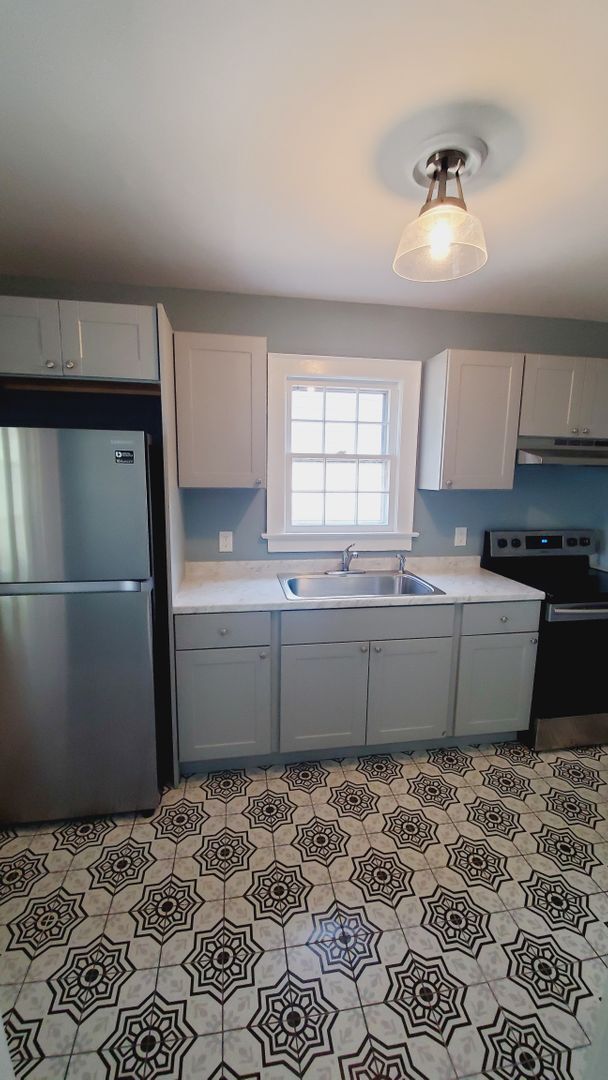 Building Photo - SUNSET PARK - 2 Bedroom House in quaint an...