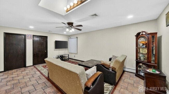 Building Photo - 14 Carteret St