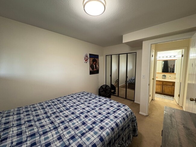 Building Photo - 2 bedroom condo