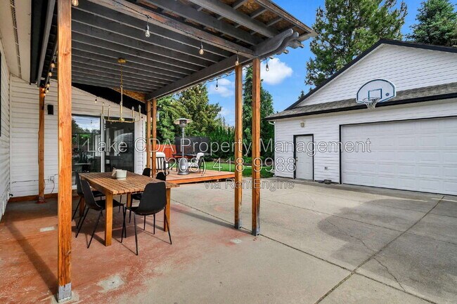 Building Photo - 2082 E Greenleaf Ln