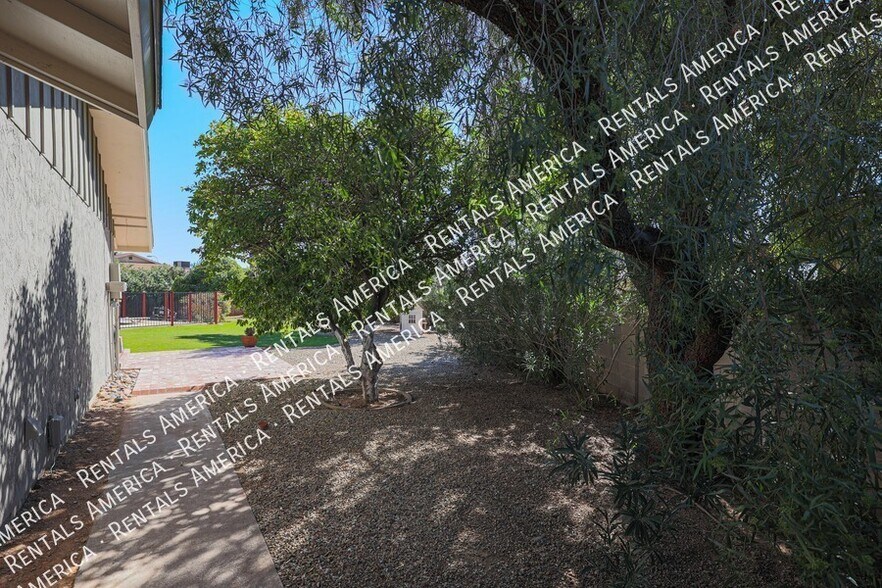 Building Photo - 8613 E Clarendon Ave