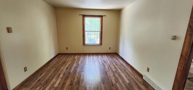 Building Photo - 226 N High Bridge Rd