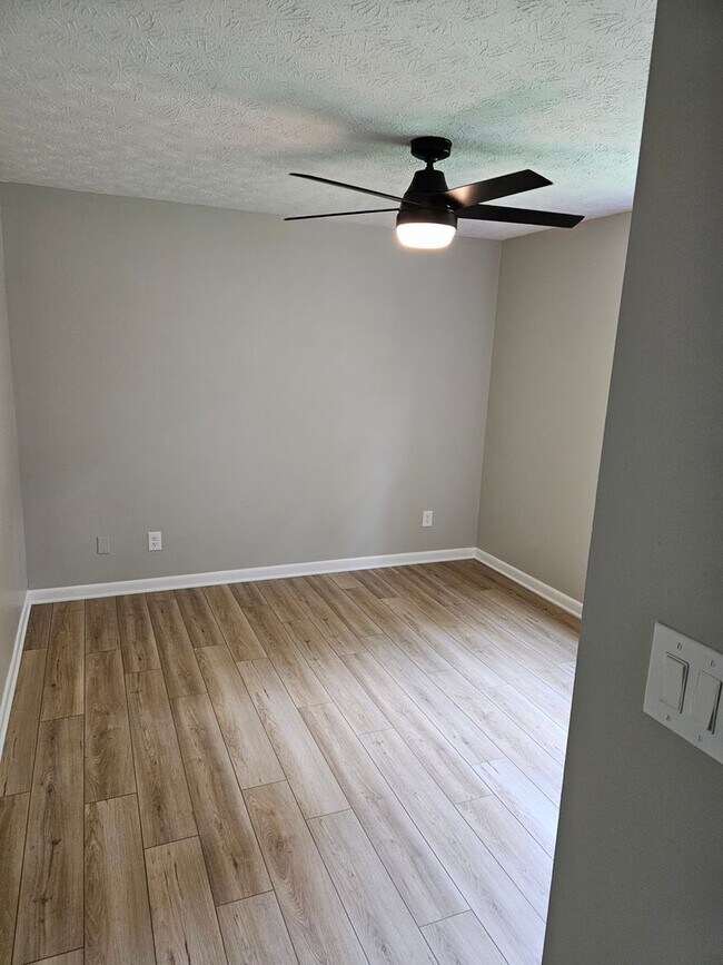 Building Photo - {MA3101}  COMPLETELY RENOVATED. Available ...