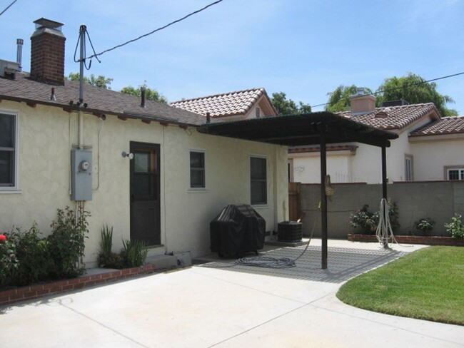 Building Photo - Burbank 2+1 w/large backyard + ample parking!