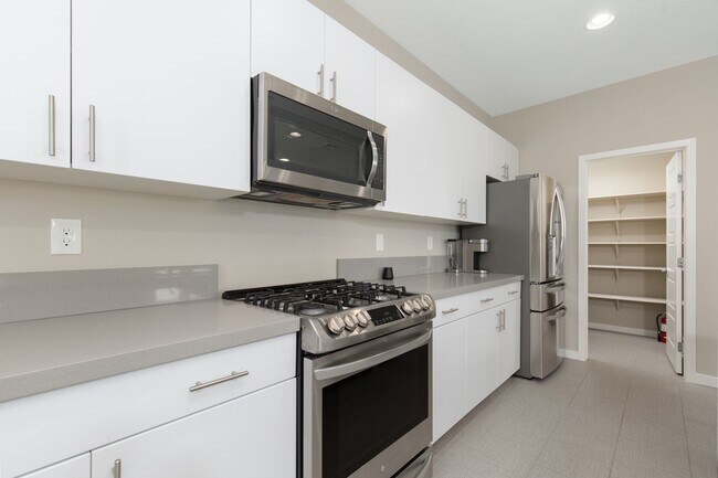 Building Photo - Fully furnished luxury townhome in Affinit...