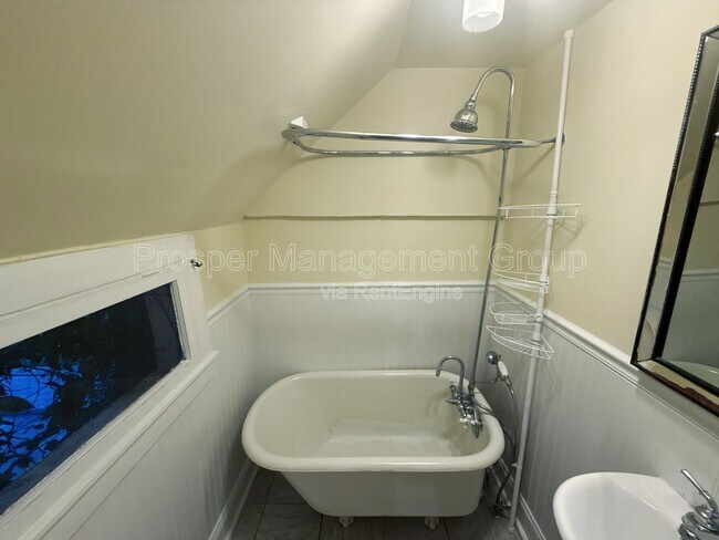 Building Photo - 70 Radcliffe St