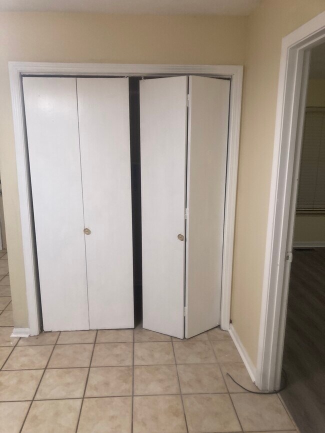 Building Photo - 33 Rushwood Dr