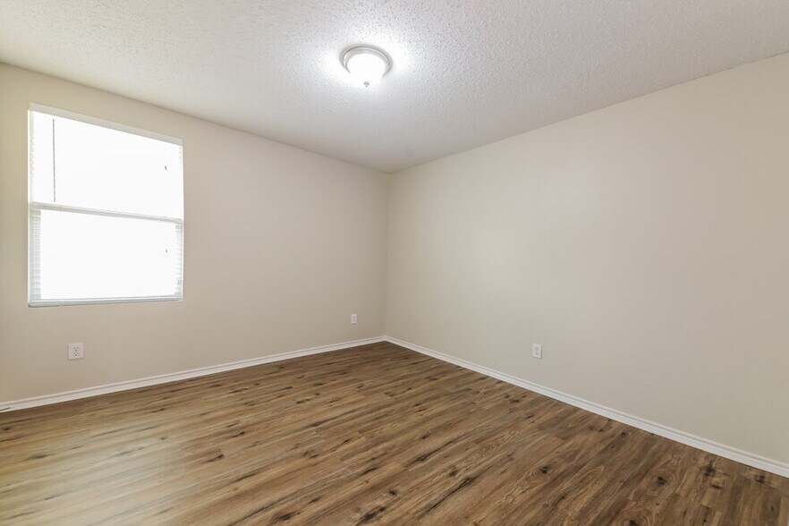 Building Photo - 16528 Woodside Dr