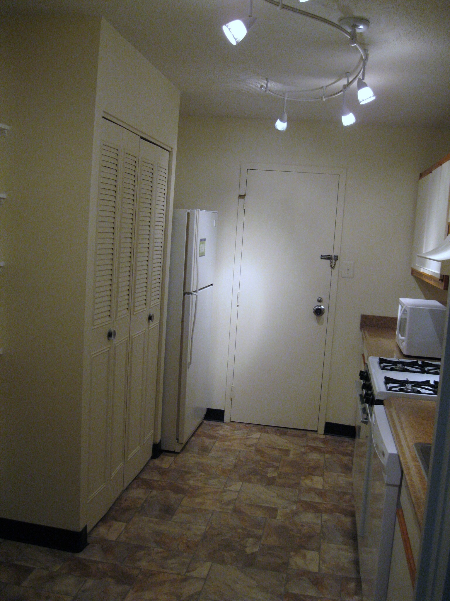 Kitchen - 4401 Roland Ave