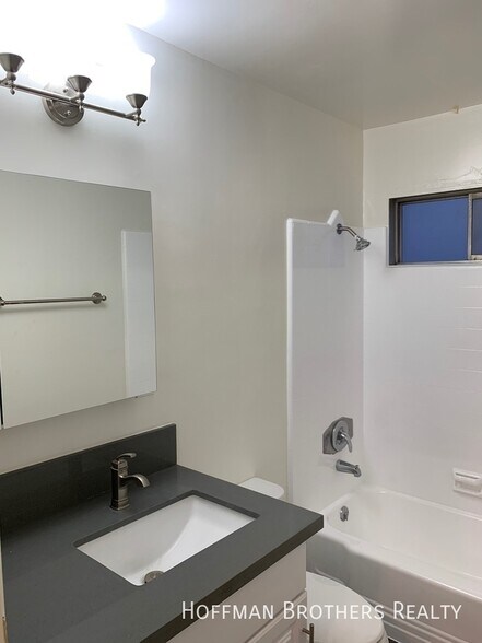 Building Photo - 933 Wilcox Ave