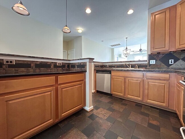 Building Photo - 927 Hunley Dr