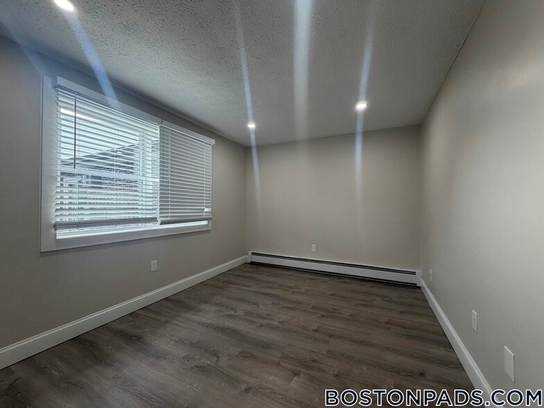 Building Photo - 17 Kenmar Dr